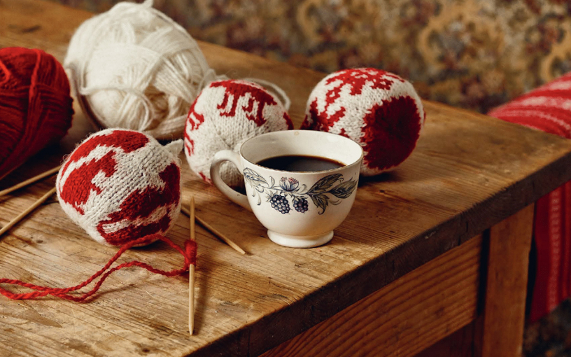 «55 вязаных шаров от Арне и Карлоса»: как связать себе праздник