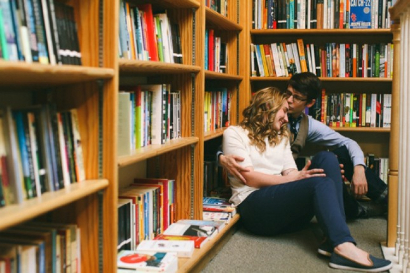 Romances read. Фотосъемка в библиотеке. Фотосессия в библиотеке. Влюбленные в библиотеке. Парочка в библиотеке.