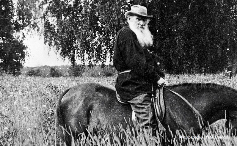 Толстой был богатым. Сенокос толстой. Толстой на скамейке. Лев толстой на коне. Л Н толстой был ли питомец.